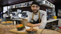 Uno de los cocineros del Hotel San Cibrao posa con un plato combinado