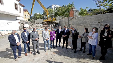 Las autoridades, ayer, en el inicio oficial de las obras del Gran Montecelo, en Pontevedra. Al fondo, el actual hospital