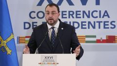  El presidente de Asturias, Adri�n Barb�n, atiende a los medios de comunicaci�n tras la reuni�n de la XXVI Conferencia de Presidentes