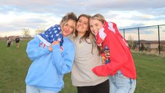 Una adolescente gallega (en el centro), con compa�eras estadounidenses en una estancia de estudios organizada por Ad Astra
