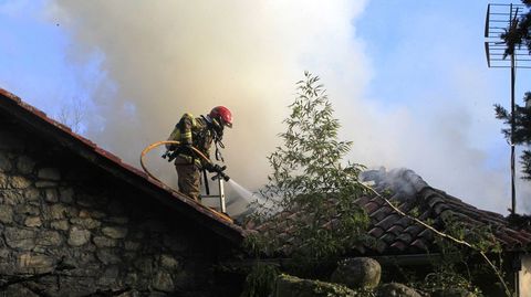 Los bomberos tuvieron que trabajar desde el tejado para apagar las llamas