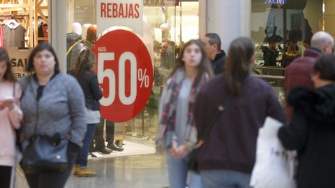 FERROL. Pese a ser festivo local, abrieron las tiendas.