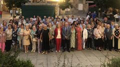 Los antiguos y actuales miembros de la coral, con el alcalde Jos� Tom�, en la plaza de Espa�a