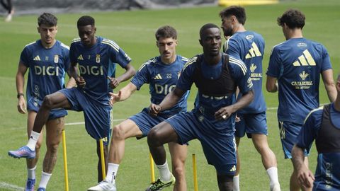 Los defensas Eric Bailly y Nacho Vidal durante el entrenamiento realizado este viernes, en la vspera del partido de la tercera jornada de Liga que el equipo disputa ante la Real Sociedad