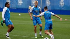 Lucas Noubi, Arnau Comas y Luismi Cruz, durante un entrenamiento con el Deportivo.