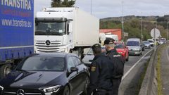 Huelga del transporte: Piquetes paran el tráfico de camiones y mercancías a la entrada del polígono industrial de O Ceao