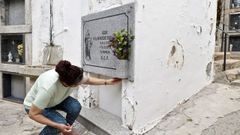 Vecinos de Tir�n protestan por el mal estado de conservaci�n del cementerio de Tir�n