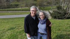 Jones y Sarah Jane est�n detr�s del canal �Jane in Spain�. Afincados en O Pino, sus visitas a Santiago son frecuentes (en la foto, con el parque de Belv�s de fondo). La pareja sue�a con conseguir �una casa de piedra tradicional gallega y crear un retiro de escritores, un lugar donde puedan venir a sumergirse en la inspiraci�n que ofrece Galicia durante una temporada para trabajar en sus obras�. El fot�grafo y la cantante est�n interesados en la literatura gallega y, en particular, en los poemas de Rosal�a de Castro, que para Sarah es como �un alma gemela�.