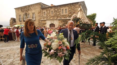 El alcalde José Tomé y su mujer, en la ofrenda floral