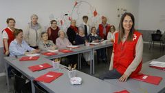 Patricia Gallego [na dereita], na sede da Cruz Vermella en Sada, na R&uacute;a Igrexa, 30.