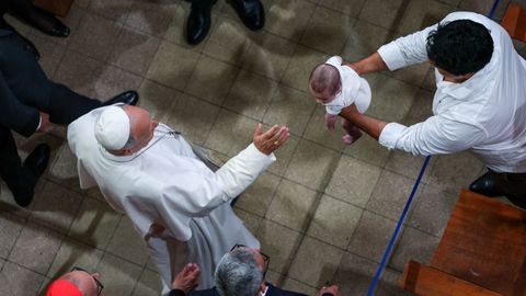 Le�n XIV bendice a un beb� a su llegada a la iglesia de San Agust�n.