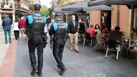 Policas locales por el centro de Oviedo