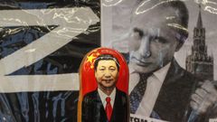 Una matriosca con la imagen de Xin, en un tienda de suvenires de Mosc�