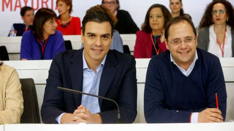 En diciembre del 2015, el comit� federal del PSOE vet� cualquier intento de S�nchez (en la imagen, acompa�ado aquel d�a de C�sar Luena, su secretario de organizaci�n) de negociar con Podemos
