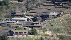 Viviendas de tipolog�a tradicional rehabilitadas en la aldea ribere�a de A M��llara, en Pant�n