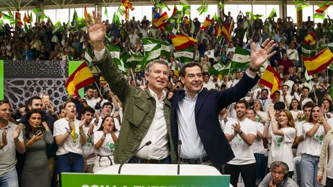 Alberto N��ez Feijoo y Juanma Moreno, durante un mitin para las elecciones andaluzas.