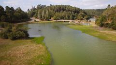La cola del embalse del Umia, en una imagen tomada este viernes. La presa est� en alerta por cianobacterias desde el 16 de julio