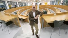Víctor M. González Sánchez, en el aula magna, dirige el centro asociado de la UNED en Pontevedra desde hace tres años