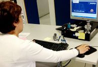 Una trabajadora de la administraci�n de Justicia de Vigo con la nueva tarjeta inteligente junto al teclado.