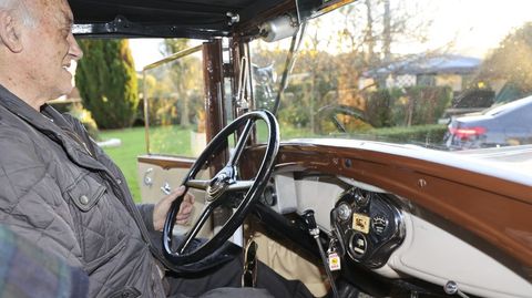 El vetusto interior del Ford A apenas tiene más palancas que la del cambio de marchas