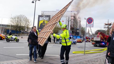 Bomberos sacan obras de arte del edificio en llamas de la Bolsa de Copenhage