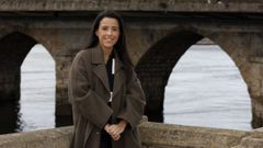 Carmen Novo Gonz�lez, que estudi� en el colegio Landro y el IES Vilar Ponte, posa en el paseo