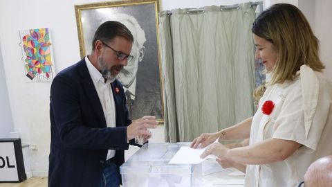 �ngel Mato vota en las primarias del PSOE de Ferrol, de las que sali� elegido como candidato a la alcald�a.