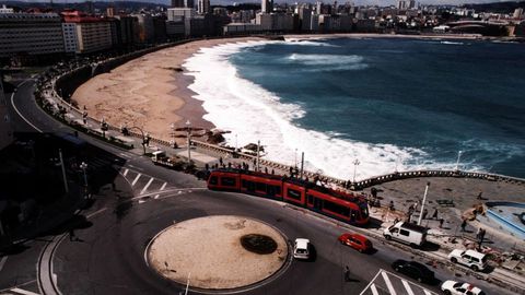 Pruebas de metro ligero junto a la playa del Orzán, en abril de 1999