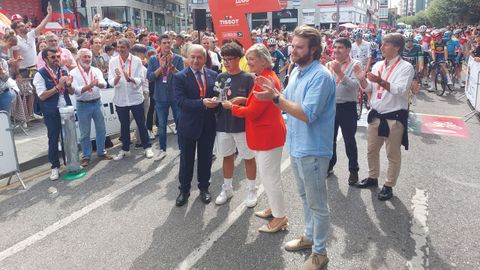 Previa a la salida de la etapa de La Vuelta en Lugo, con el homenaje a Santiago Seijas