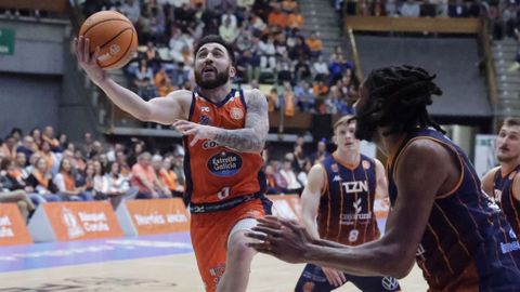 D&iacute;dac Cuevas intenta una bandeja en el duelo ante el Tizona.