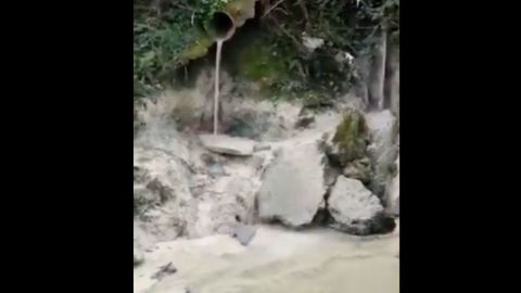 El vertido de cemento en el Piles, a la altura del parque fluvial de Viesques