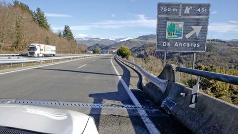 Un puente con su junta en mal estado en la salida de los Ancares direccin Madrid