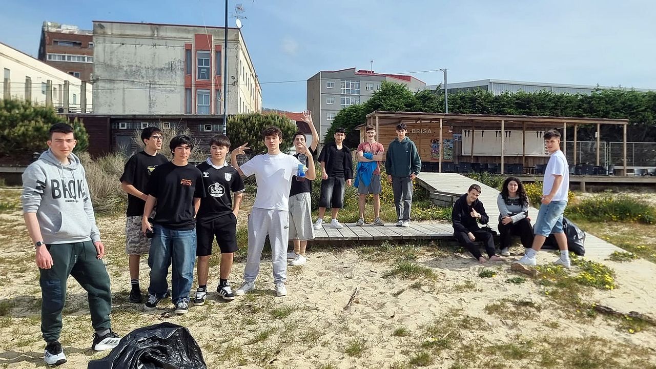 Limpian la playa de Rodeira hasta de medicinas