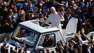 Len XIV realiza su primer recorrido en papamvil antes de la misa de inicio del pontificado