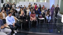 La secretaria general del PPdeG, Paula Prado, y el presidente de Novas Xeracins, al comienzo del acto con los candidatos ms jvenes. 