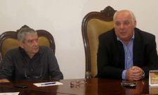 El independiente Jos� Antonio Castro Fraga (derecha) junto al regidor saliente, Jorge Calvo.