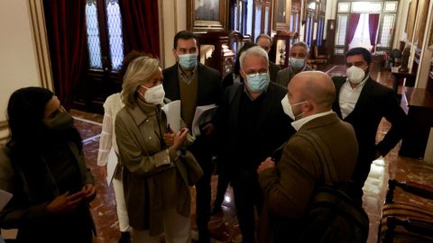 Rosa Gallego habla con Jos Manuel Lage (PSOE) ante los dems ediles del grupo del PP. 