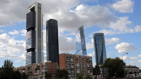 La sede de Moeve (antigua Cepsa) es una de las 4 Torres del madrile�o paseo de la Castellana (a la izquierda en la imagen).