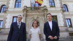 Jos Alberto Dez de Castro, Encarnacin Rivas Daz y Jess Gamallo Aller, en la sede de la Xunta en San Caetano.