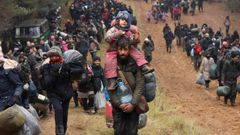 Cientos de migrantes llegaron masivamente este lunes al cruce fronterizo de Bruzgui-Kuzniza para tratar de entrar en la UE, sin que las fuerzas bielorrusas impidieran su paso.