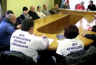 Los ediles del BNG acudieron al pleno con camisetas contra la reforma de la ley del aborto.