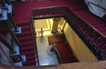 Una de las trabajadoras de limpieza de Mar�a Pita, en una de las escaleras del palacio municipal. 