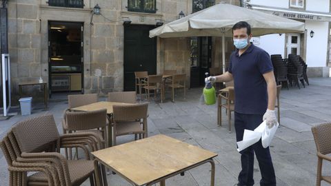 Desinfectando las mesas y sillas en el centro histrico de Santiago