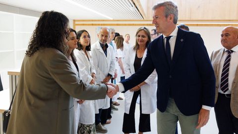 El presidente de la Xunta, saludando a la plantilla del centro de salud de Abegondo.
