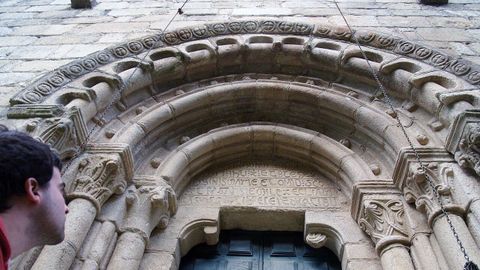 Decoración románica en una puerta de la iglesia de San Xoán da Cova, en Carballedo