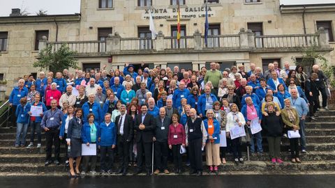 Un grupo de participantes del programa Reencontros junto con el secretario xeral de Emigraci&oacute;n, Antonio Rodr&iacute;guez Miranda, en una foto de archivo