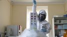 Foto del Fondo de Inversi�n Directa de Rusia (RDIF) que muestra a un investigador trabajando en un laboratorio del Instituto de Investigaci�n Cient�fica de Epidemiolog�a y Microbiolog�a Gamaleya en Mosc�