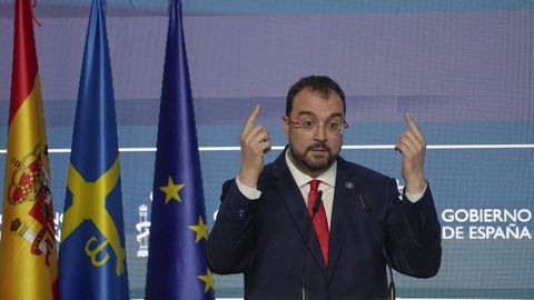 Adrin Barbn en el acto de inauguracin de la Variante de Pajares en Oviedo