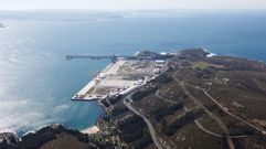 Vista del puerto exterior de Ferrol con su enlace viario