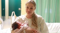 Zaira, la primera barbanzana del a�o, en brazos de su madre